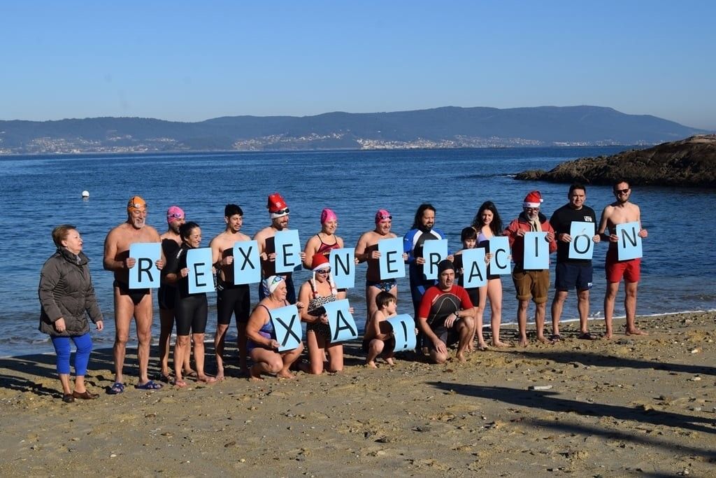 Baño convocado por Anduxía para demandar la regeneración de la playa de Pescadoira