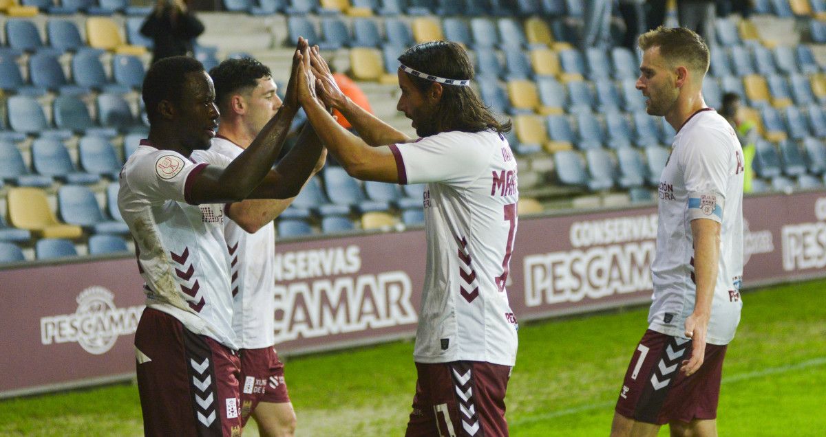 Mario Ortiz (centro, no partido entre Pontevedra CF e CD Tenerife en Pasarón da segunda rolda da Copa do Rei