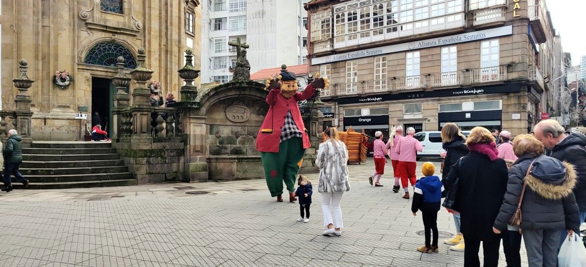 El apalpador gigante recorre la plaza de A Peregrina