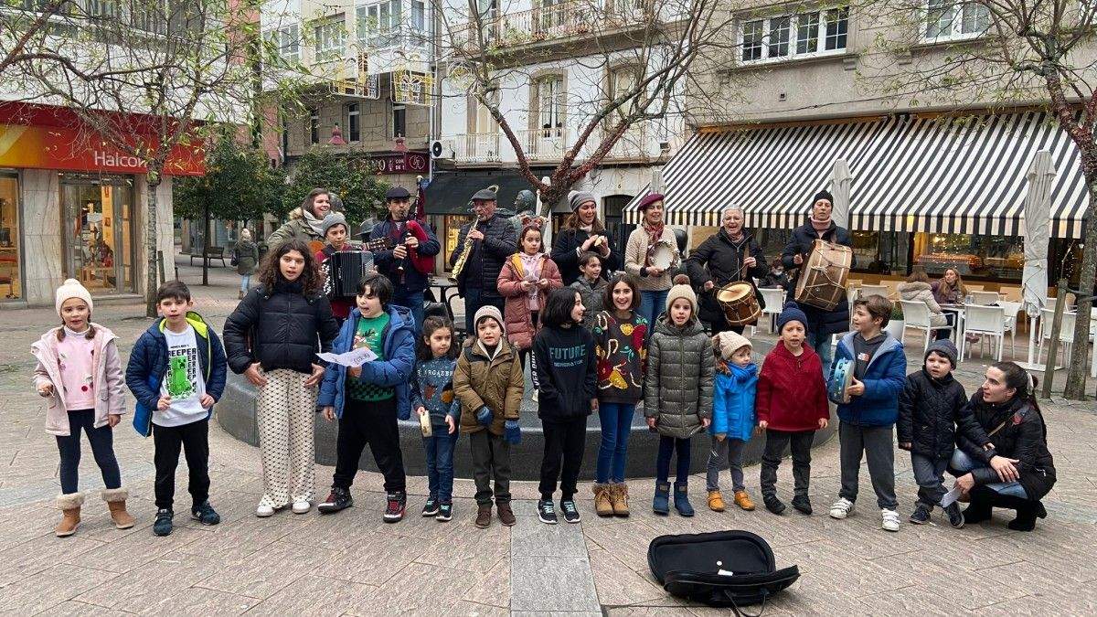 A cuadrilla de voces e instrumentistas dos Chichisos interpretando Cantos de Reis