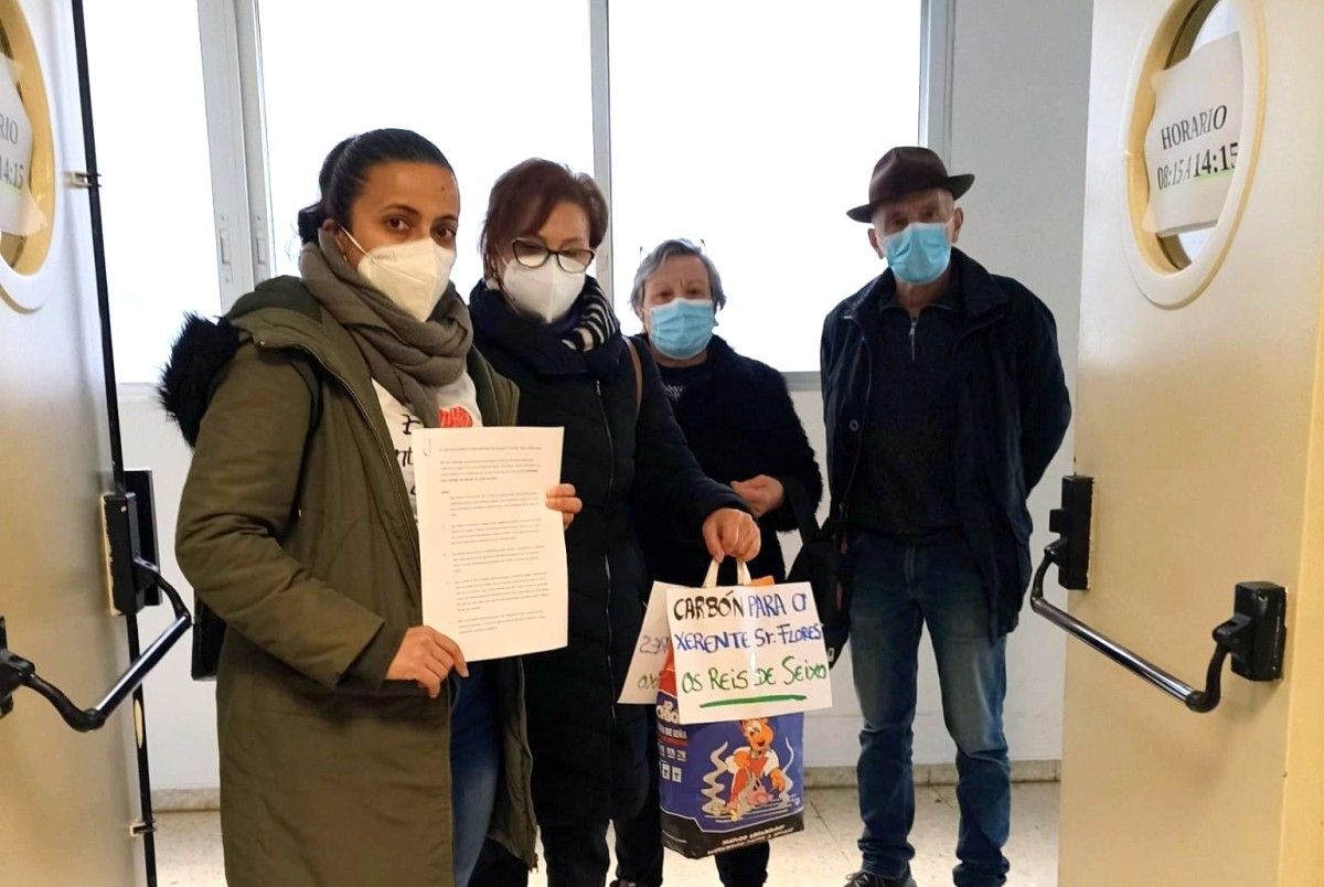 Iria Aboi y representantes de la Plataforma pola Defensa do Centro de Saúde de Seixo con carbón para la gerencia del área sanitaria