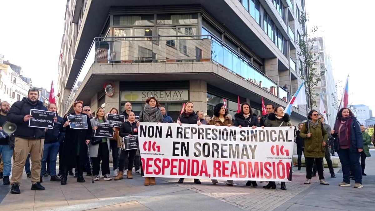 Protesta de representantes de Servizos de la CIG en la residencia Soremay