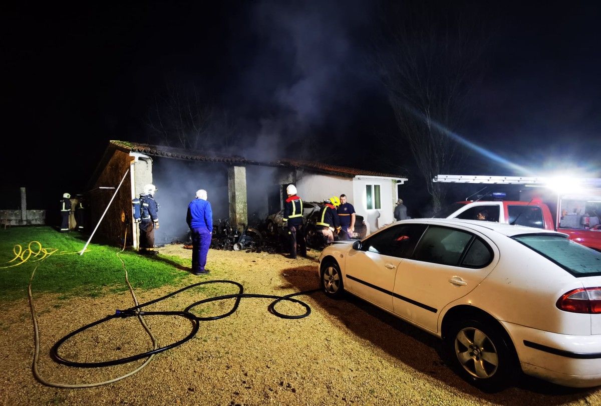 Incendio nun garaxe en San Mamede de Piñeiro