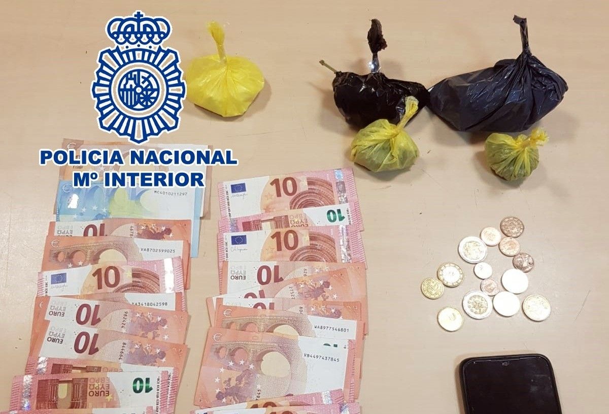Drogas e cartos que foron incautados pola Policía Nacional en Vilaxoán
