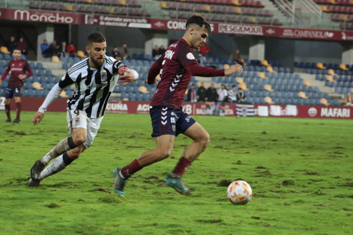 Miguel Román, no partido entre Pontevedra e Badajoz nun maltreito Pasarón