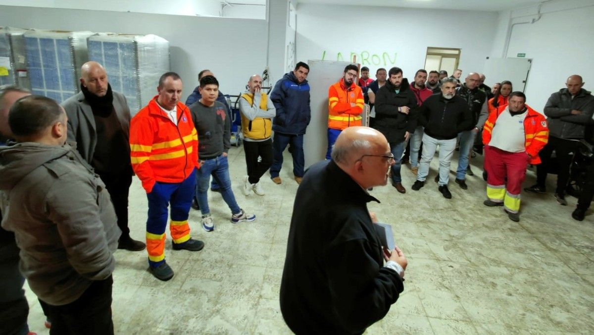 Xavier Aboi, da CIG, fala cos traballadores de Ambulancias Civera