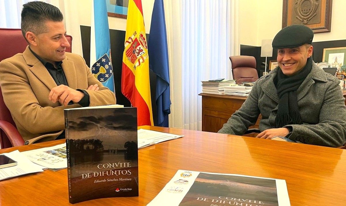 Andrés Díaz, alcalde de Ponte Caldelas, con Eduardo Sánchez, autor de 'Convite de difuntos'
