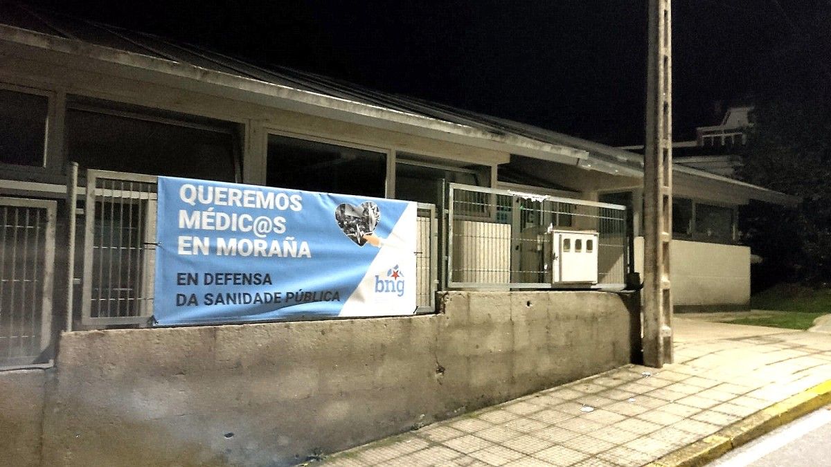 Pancarta del BNG en el centro de salud de Moraña