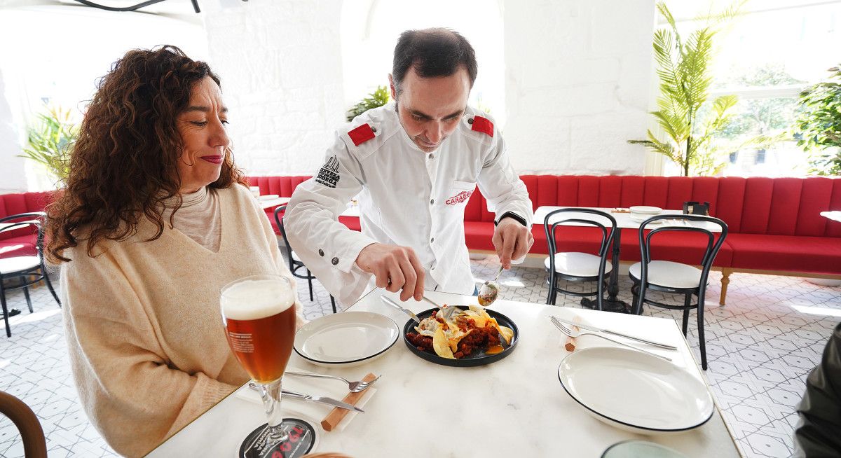Preparación final en mesa de los Huevos Estrellados con Atún picante y Cebolleta china