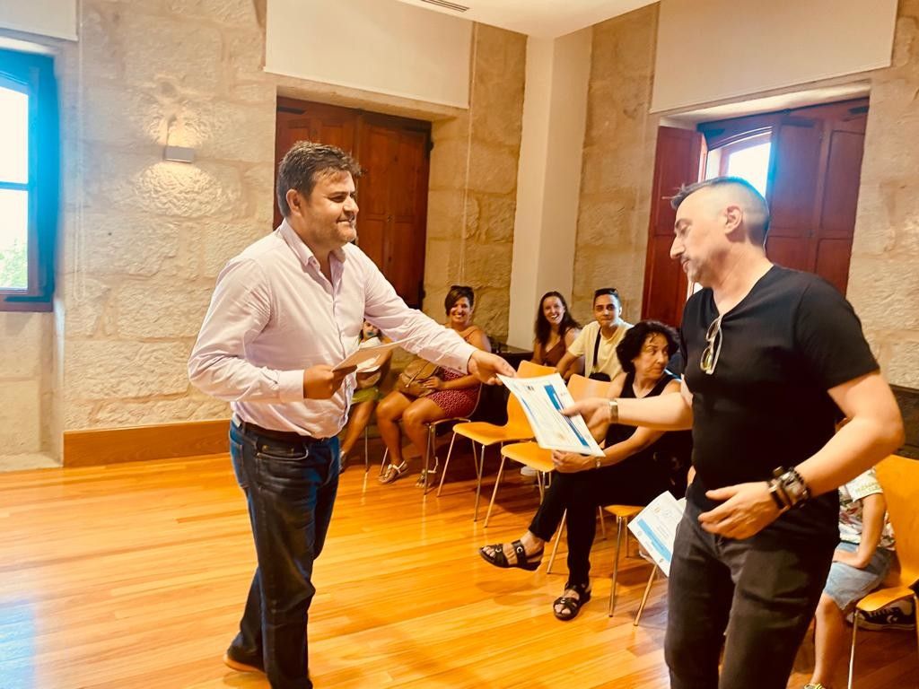 Gregorio Agís, concelleiro de Promoción Económica e Urbanismo, entrega diplomas dun curso de formación