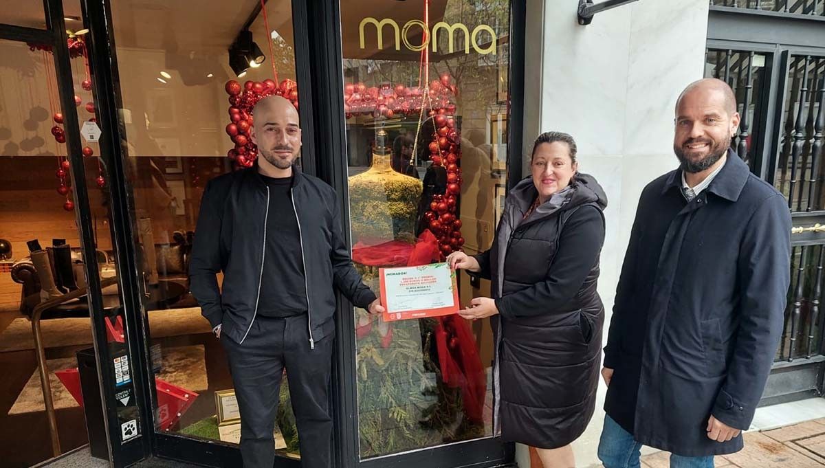 Entrega do primeiro premio do concurso de escaparates de Nadal
