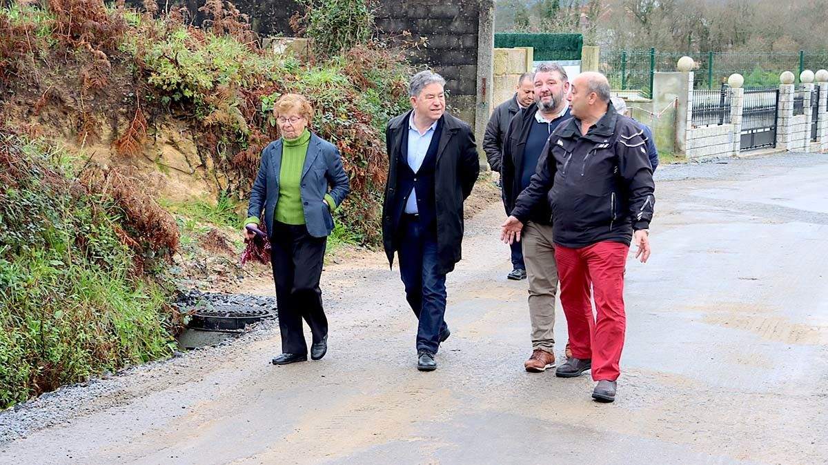 Visita del alcalde a las obras de la vía entre O Pazo y Carabelos