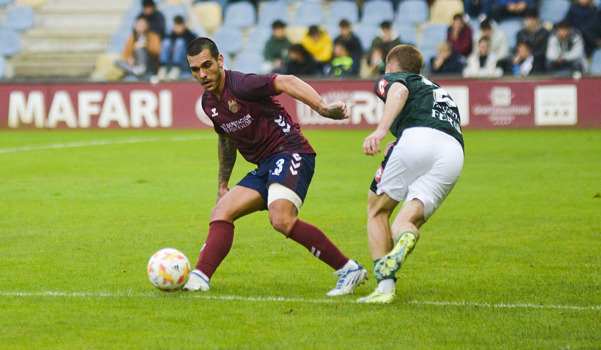Samu Araújo, no partido de Primera RFEF entre Pontevedra CF e Racing de Ferrol en Pasarón