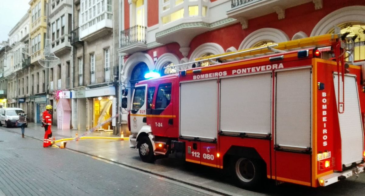 Intervención dos bombeiros nas oficinas do Concello de Pontevedra