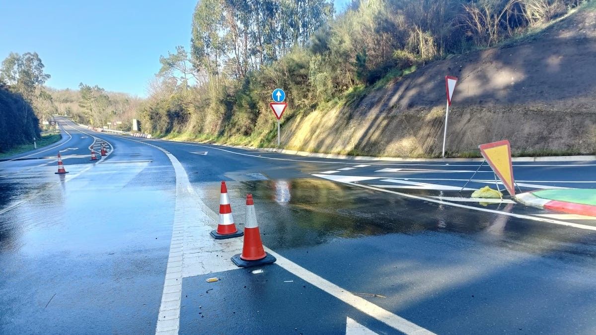 Auga que verte a estrada entre Pedre e Serrapio