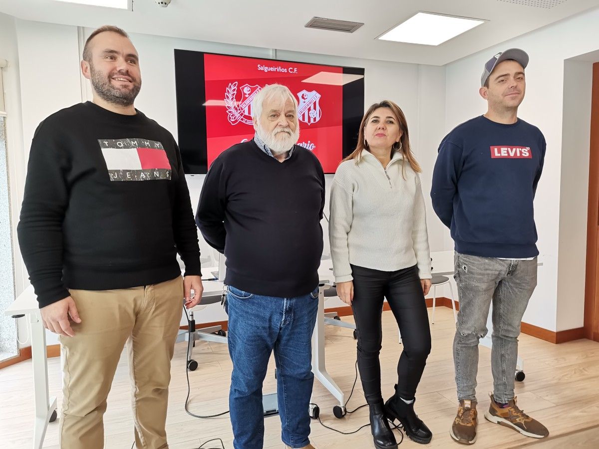 Óscar Guimeráns e Carlos Menéndez (esquerda), acompañados por membros da directiva, presentan os actos do 60 aniversario do Salgueiriños CF