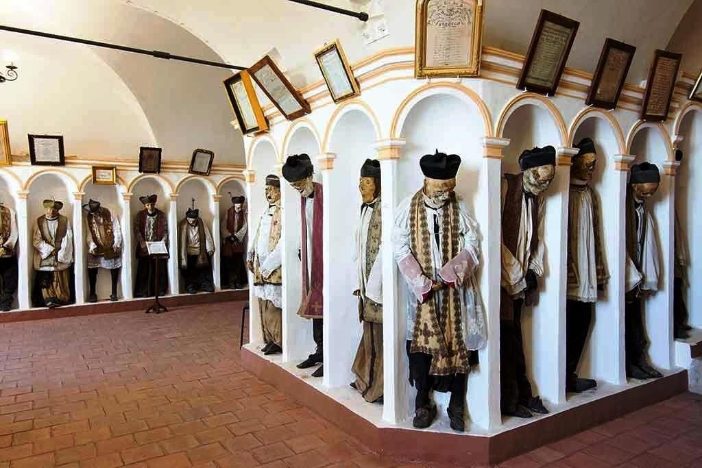 Esquina entre dous corredores con momias de sacerdotes e prelados