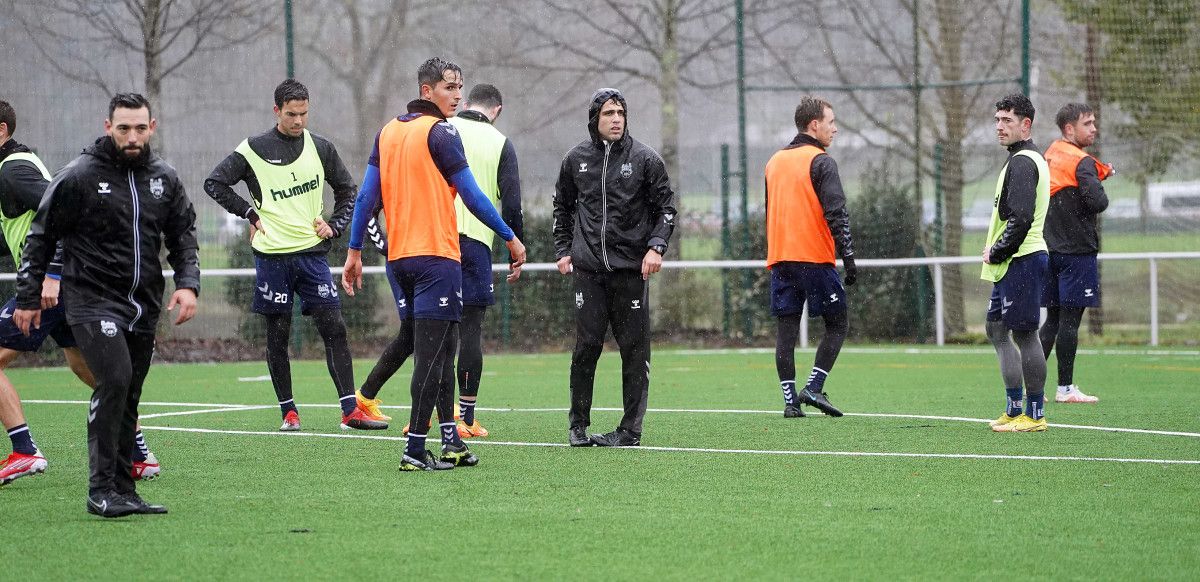 Sergio Moreira y Álex Salgado dirigen el primer entrenamiento del Pontevedra tras el cese de Antonio Fernández