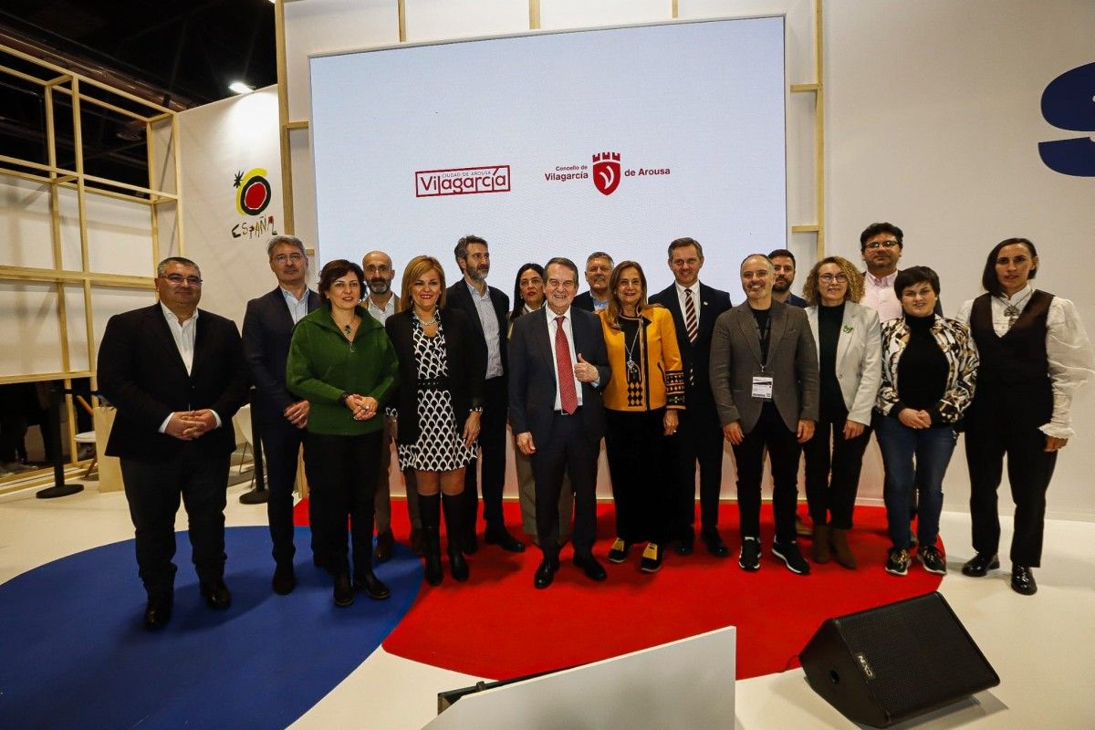 Carmela Silva con alcaldes y alcaldesas de la provincia y otras autoridades en FITUR