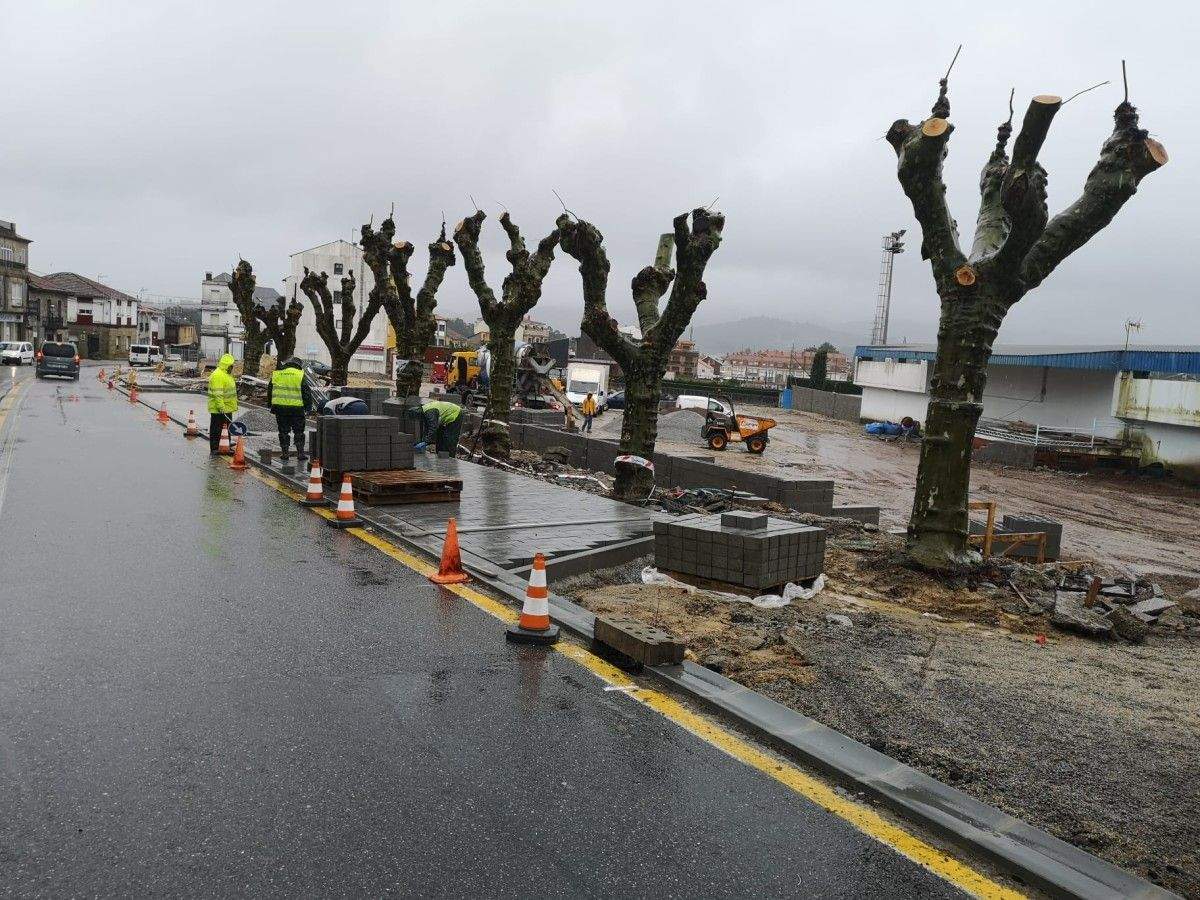 Obras na Praza de Vilalonga