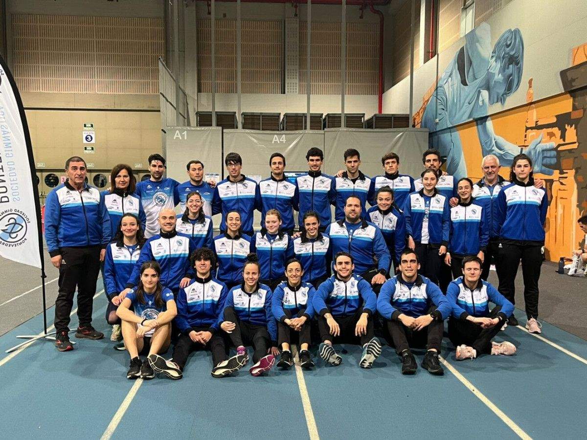 Integrantes dos equipos masculino e feminino da Sociedad Gimnástica