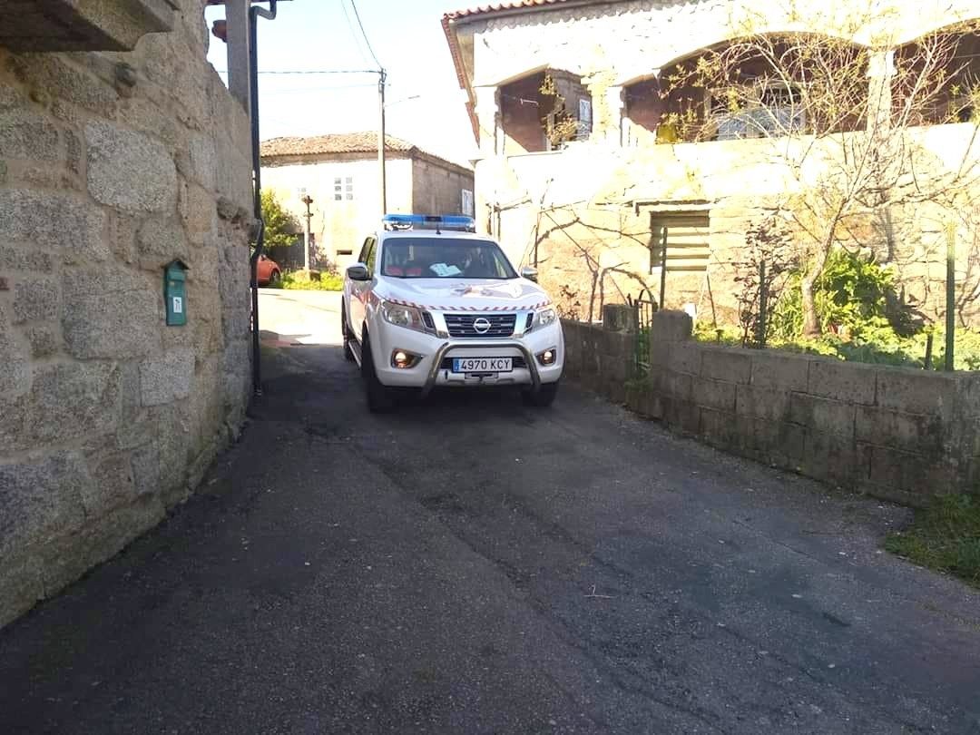 Vehículo co que se realizan servizos sociais a domicilio en Cerdedo-Cotobade