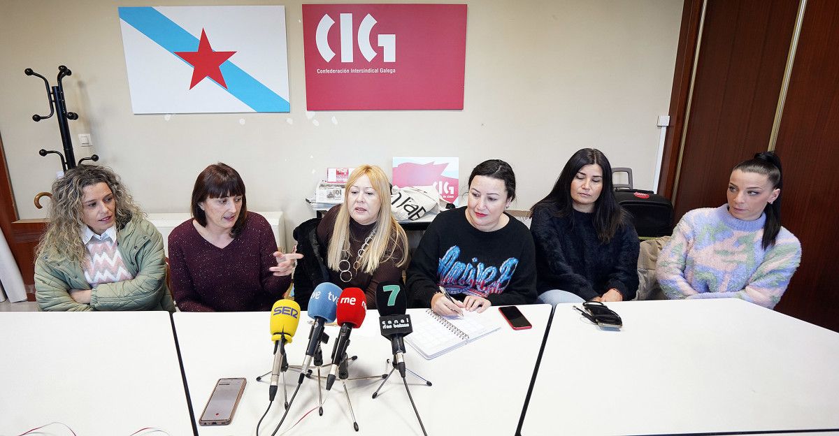 Transi Fernández, de CIG Servicios Galicia; Diana Rodríguez, de CIG Servicios Pontevedra y trabajadoras de Bershka