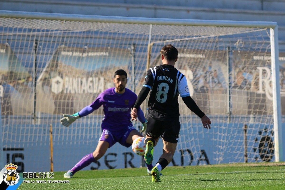 Partido de Primera Federación entre la Real Balompédica Linense y el Pontevedra CF