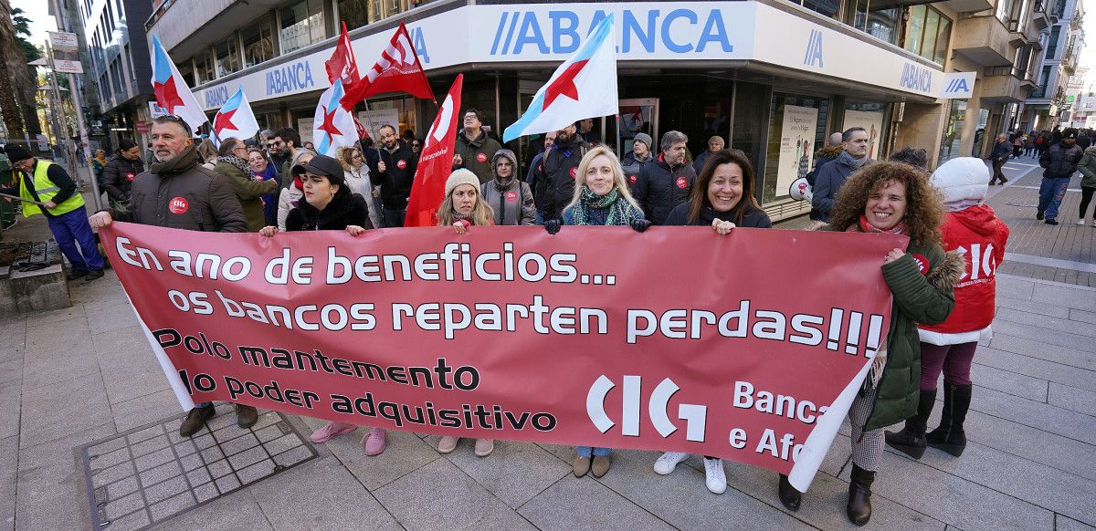 A CIG-Banca protesta diante de entidades bancarias reclamando a suba salarial "real"