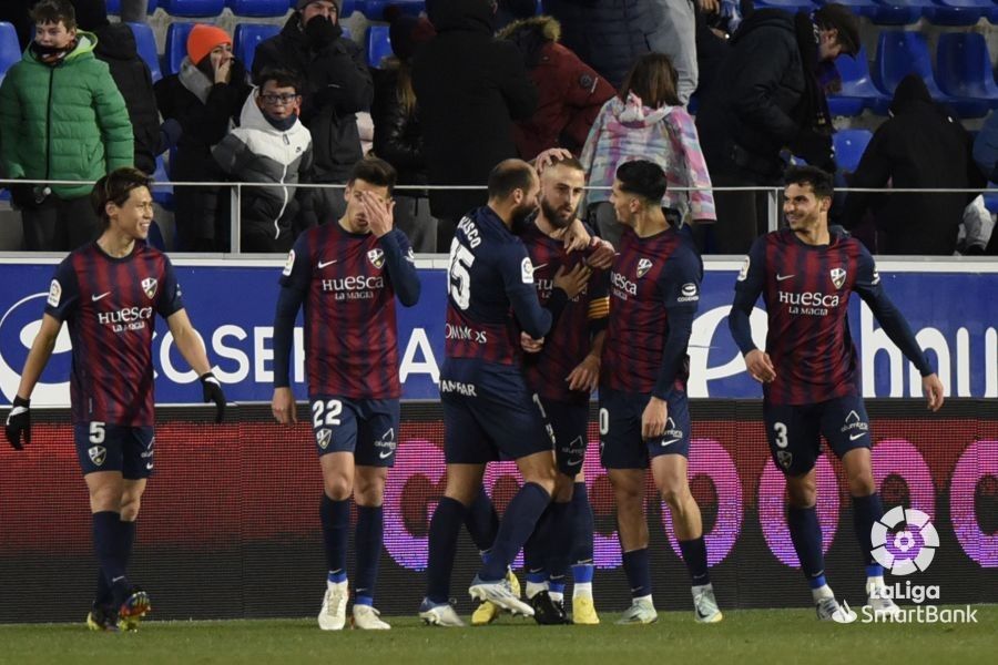 Os xogadores do SD Huesca celebran con Pulido o gol de chilena conseguido fronte ao Real Oviedo