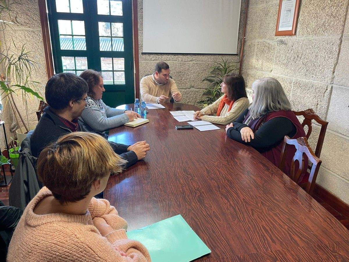 Reunión de Jorge Cubela con representantes de la plataforma Cerdedo pola Sanidade Pública