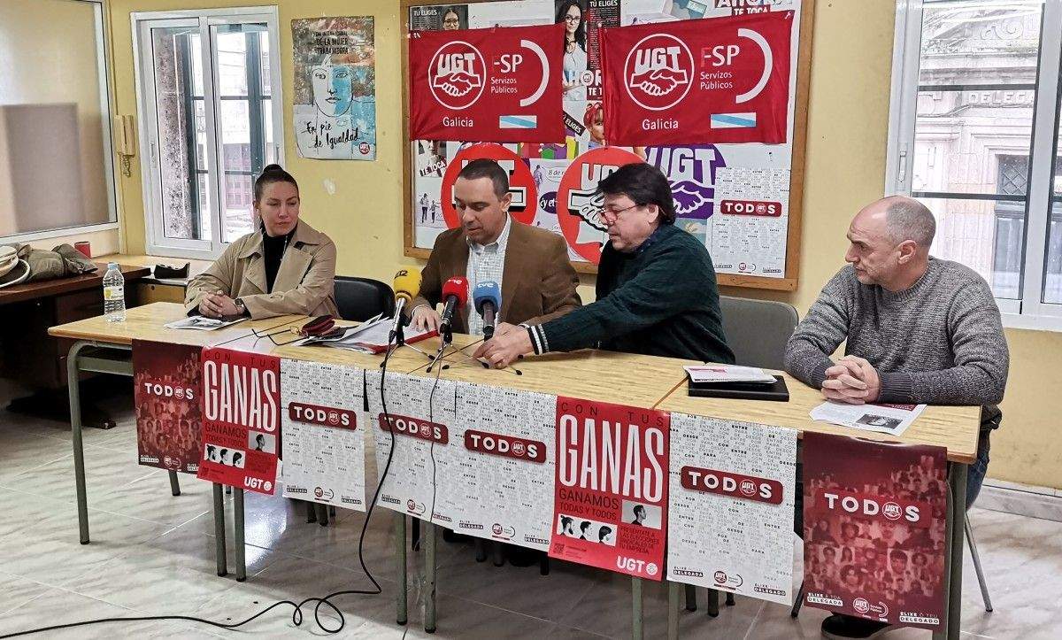 Jesús Gualix y Jose Antonio Míguez (centro) acompañados de responsables de Educación de UGT en su sede de Pontevedra