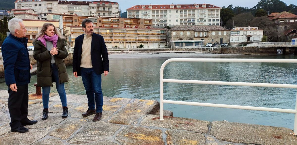 Luciano Sobral, Luis Bará e Marga Caldas no peirao de Covelo
