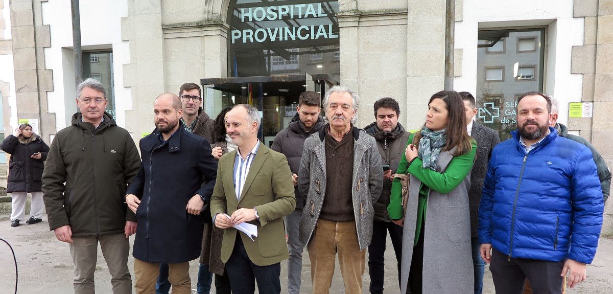 David Regades con alcaldes y portavoces del PSOE en el distrito sanitario de Pontevedra