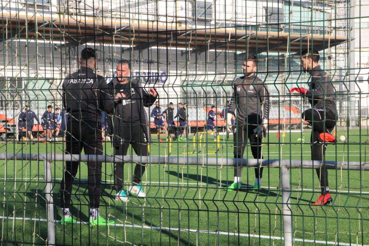 Adestramento do Pontevedra visto desde o exterior do segundo campo da Xunqueira