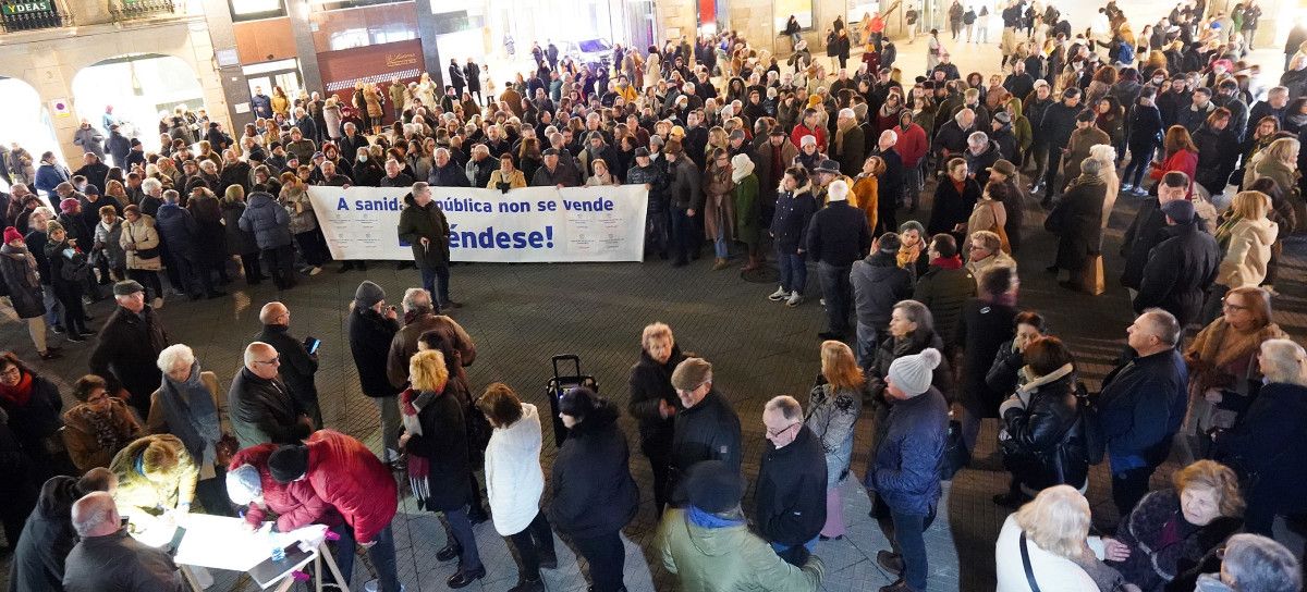 Concentración convocada por la Federación vecinal Castelao en defensa de la sanidad pública