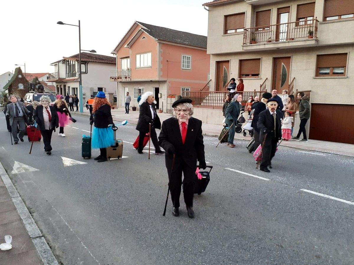 Participantes no desfile do Entroido de Meis
