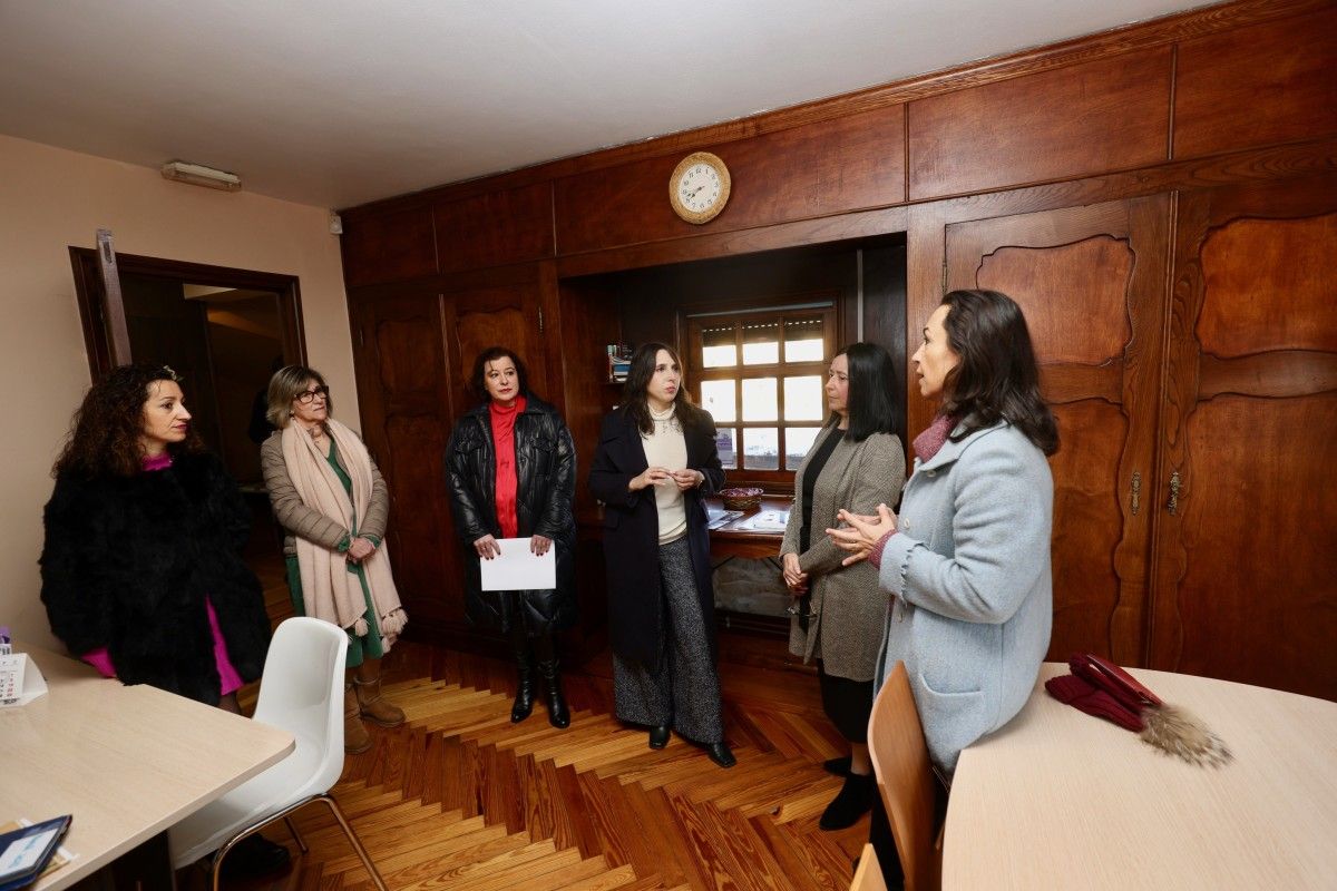 Visita de la conselleira de Igualdade, María Jesús Lorenzana, al Centro de Información á Muller (CIM) de Marín