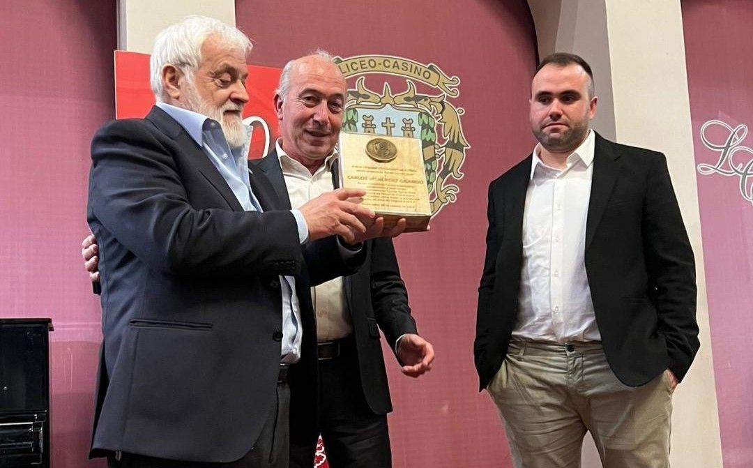 Carlos Menéndez recibe un obsequio por sus sesenta años de presidente del Salgueirños CF