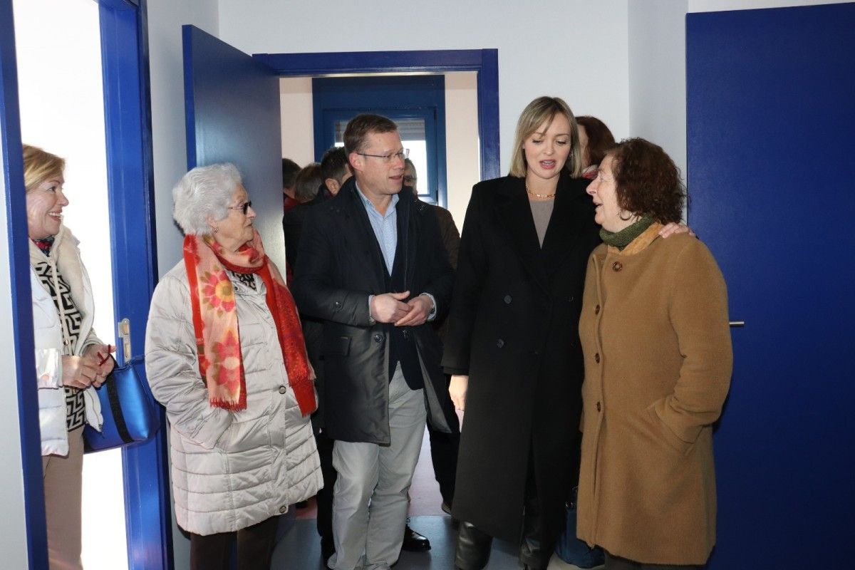 Fabiola García visitou as instalacións do centro de atención ás persoas maiores da Lama