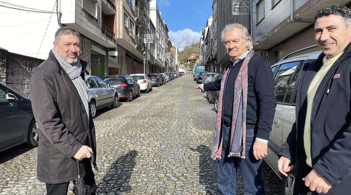 O alcalde de Caldas, Juan Manuel Rey, na rúa Souto María López