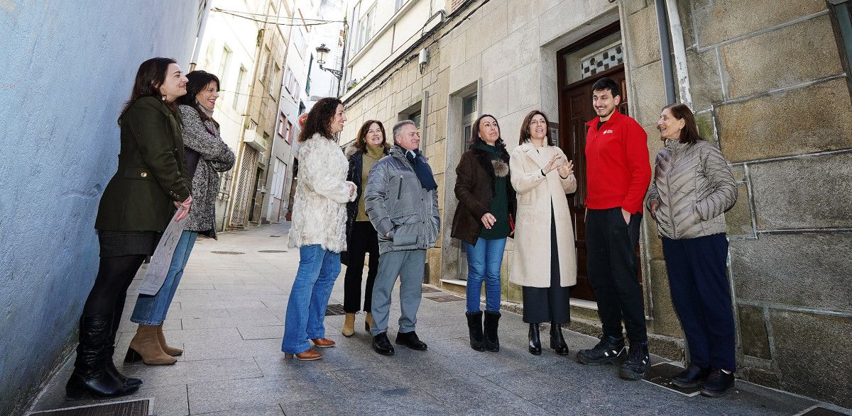 A conselleira Ángeles Vázquez fala con Miguel Otero, un veciño de Marín que adquiriu unha vivenda no centro histórico