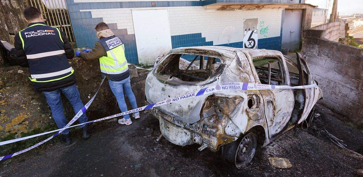 Vehículo calcinado en Estribela