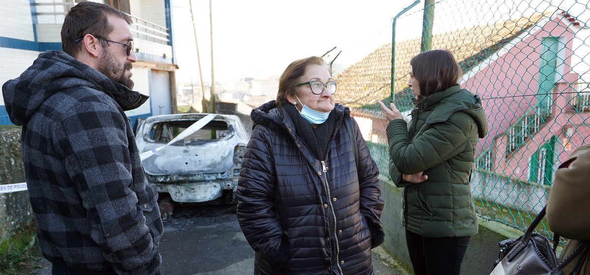 Familiares e veciños, ante o coche calcinado en Estribela