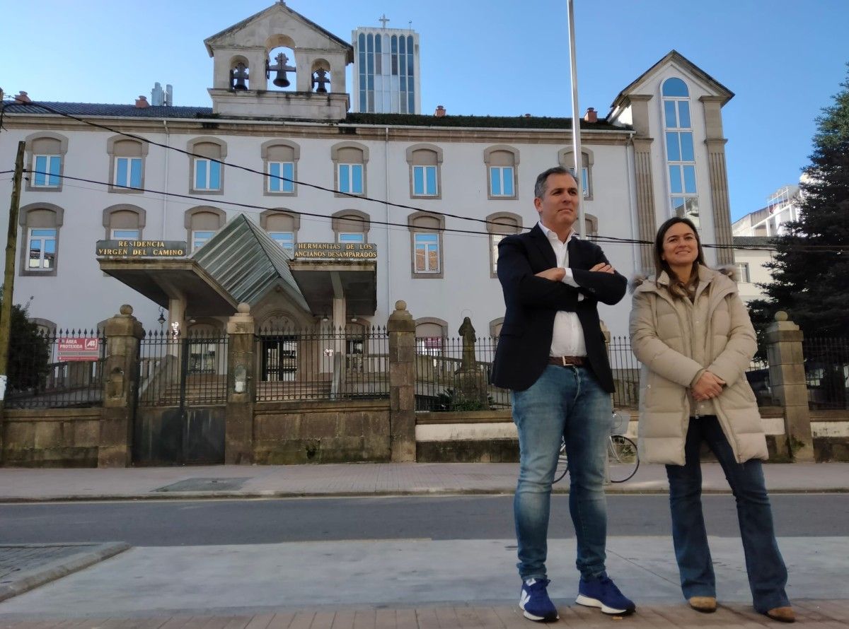 Rafa Domínguez y Pepa Pardo, delante del asilo de Loureiro Crespo