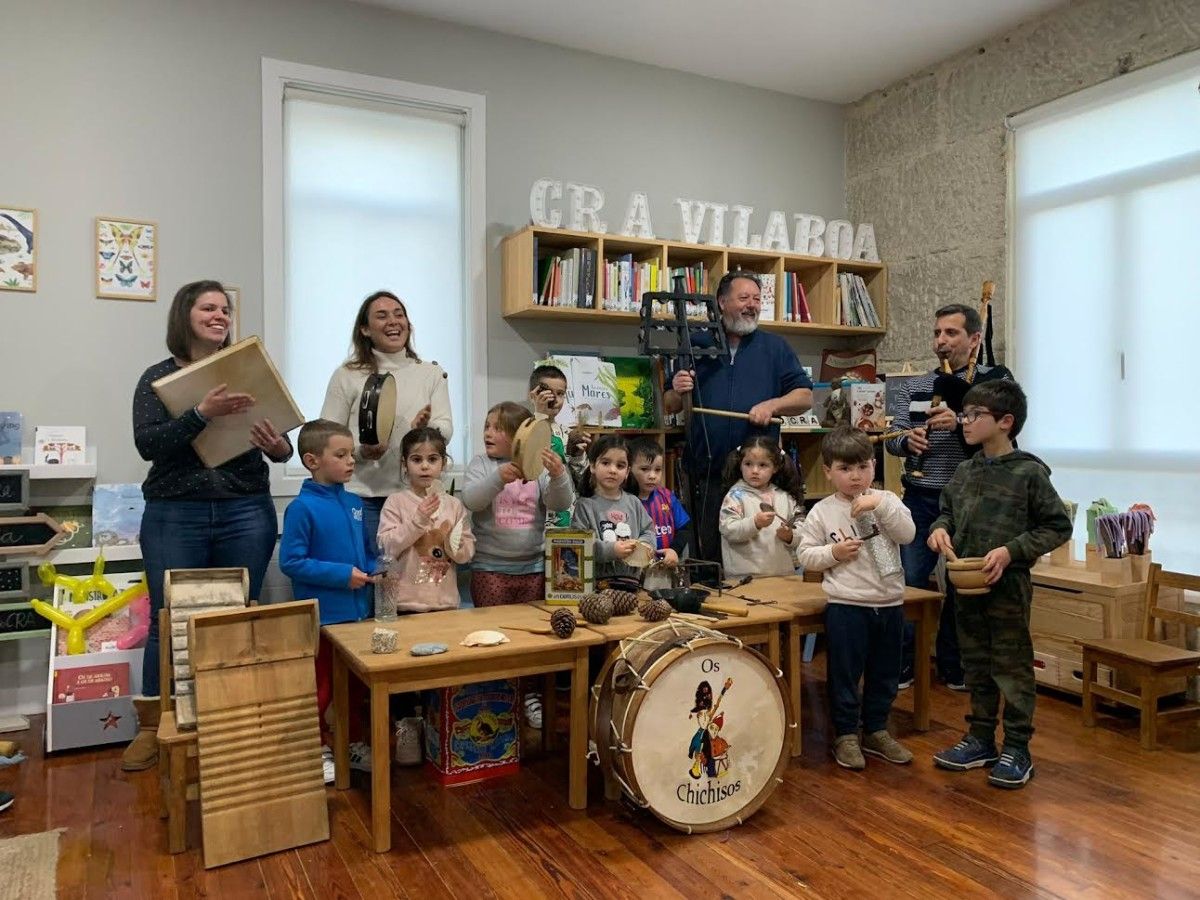 Concierto didáctico de Os Chichisos en el Colegio Rural Agrupado de Vilaboa