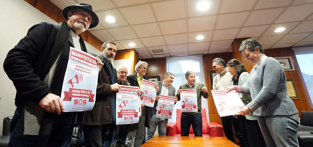 O alcalde Miguel Anxo Fernández Lores reunido con representantes da plataforma SOS Sanidade Pública