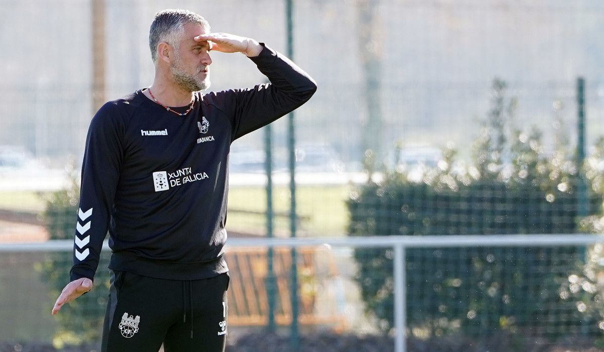 Toni Otero dirixe un adestramento do Pontevedra na Xunqueira