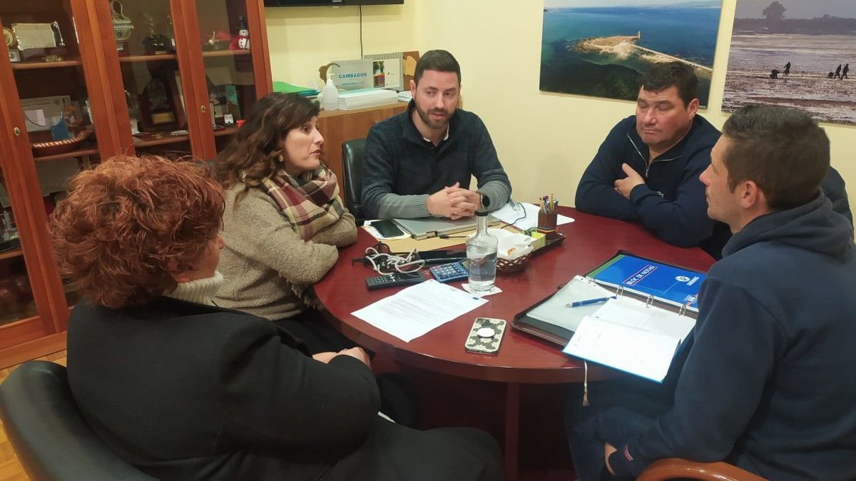 El alcalde de Cambados, Samuel Lago, y la concejala de Mar, Fátima Abal, con la nueva directiva de la Cofradía de Pescadores San Antonio