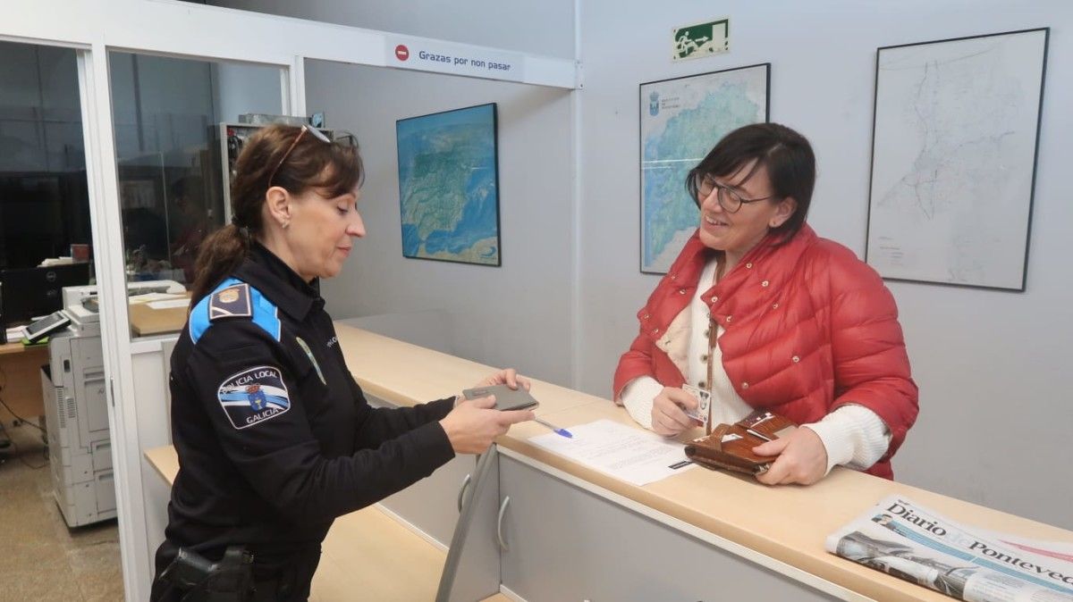 Entrega de la cartera esta semana en la sede de la Policía Local